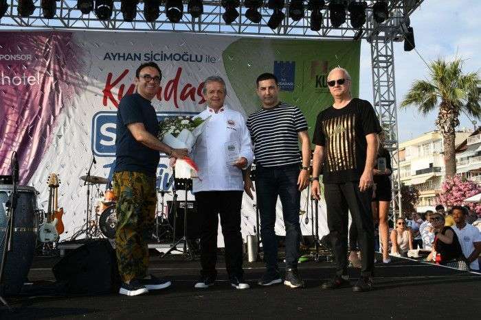 KUŞADASI’NDA HAYAT SOKAKTA AKIYOR