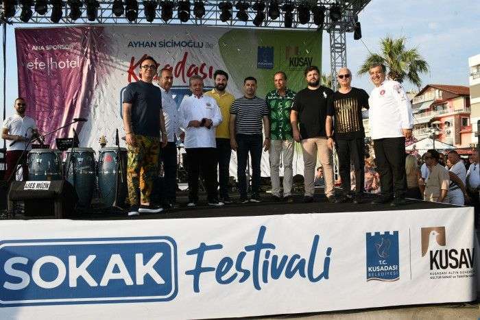 KUŞADASI’NDA HAYAT SOKAKTA AKIYOR
