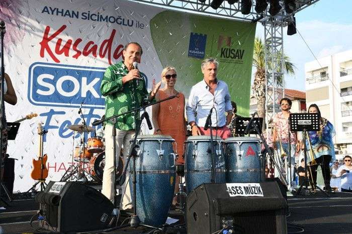 KUŞADASI’NDA HAYAT SOKAKTA AKIYOR