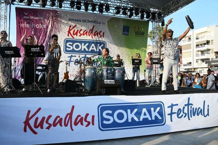 KUŞADASI’NDA HAYAT SOKAKTA AKIYOR