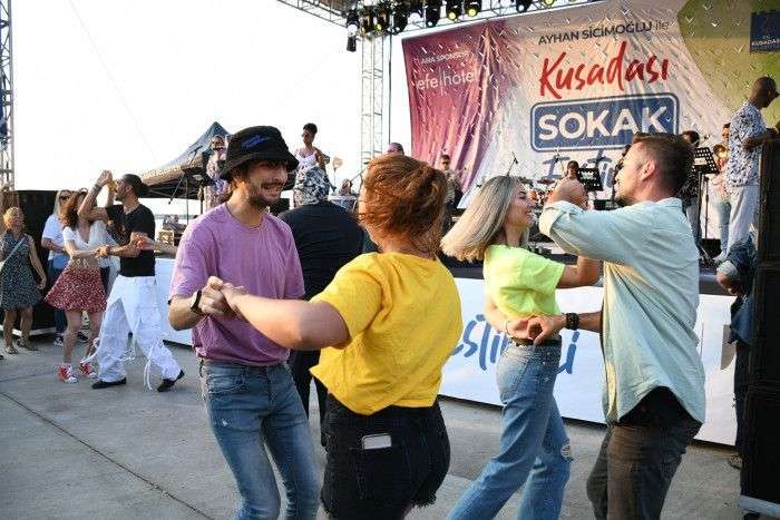 KUŞADASI’NDA HAYAT SOKAKTA AKIYOR
