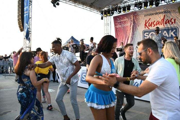 KUŞADASI’NDA HAYAT SOKAKTA AKIYOR