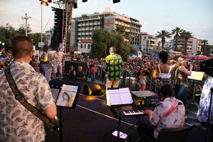 KUŞADASI’NDA HAYAT SOKAKTA AKIYOR