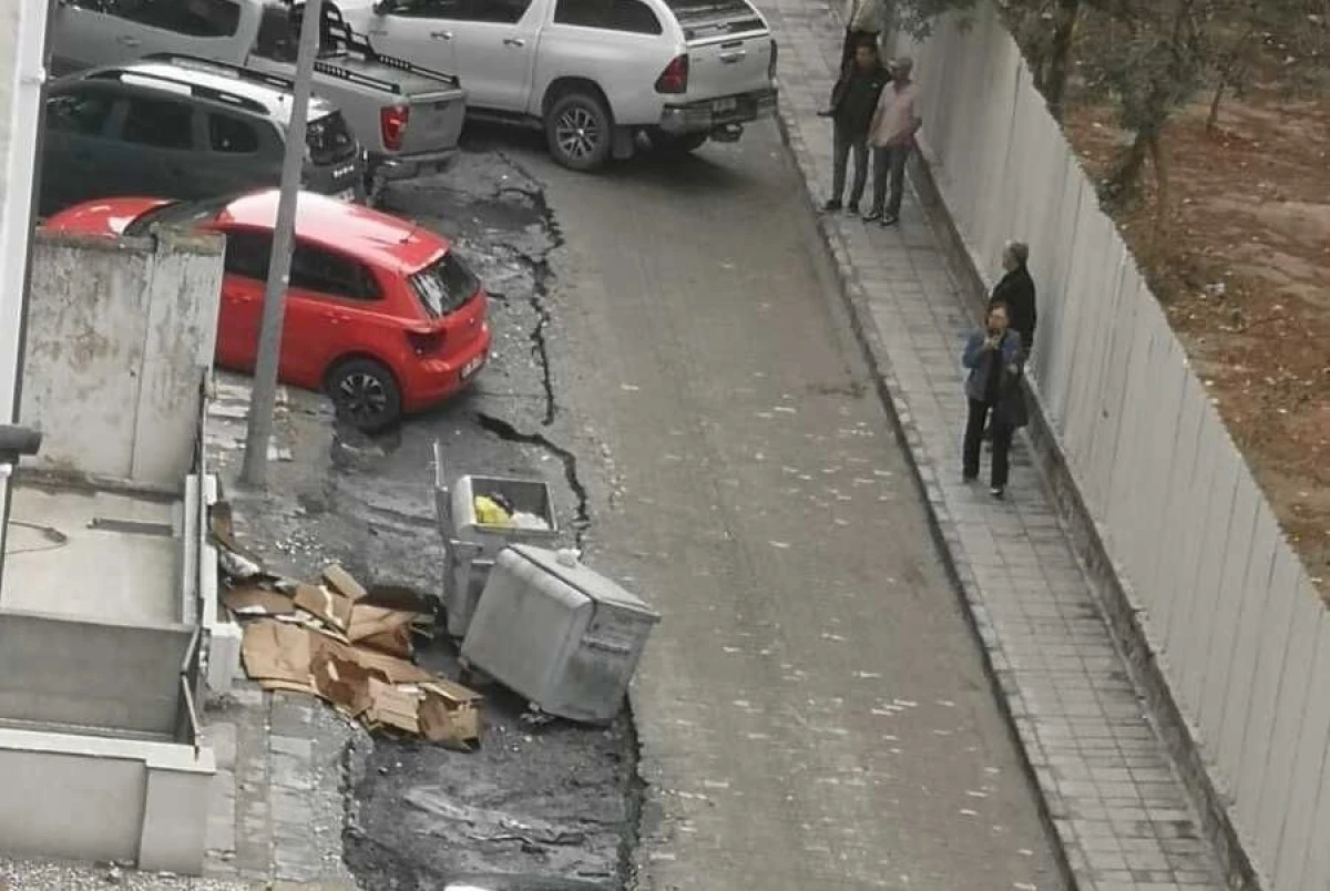 S&ouml;ke&rsquo;de sağanak yağış yolu &ccedil;&ouml;kertti: Ara&ccedil;lar mahsur kaldı