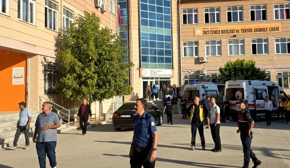 Turgutlu&rsquo;da lise &ouml;n&uuml;nde silahlı saldırı: 1 &ouml;ğrenci hayatını kaybetti