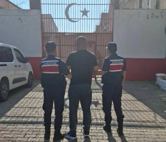 Uyuşturucu ve hırsızlık su&ccedil;larından aranan 2 h&uuml;k&uuml;ml&uuml; yakalandı
