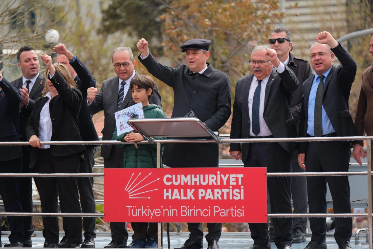 Yağmura Rağmen Kuşadası&rsquo;nda Yoğun Katılım: &Ouml;zel&rsquo;den G&uuml;nel Tam Destek