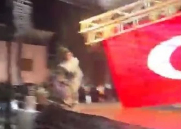 Kuyucak Belediye Başkanı Doğanca son anda kurtuldu... Sahnenin &ccedil;&ouml;kme anı kamerada